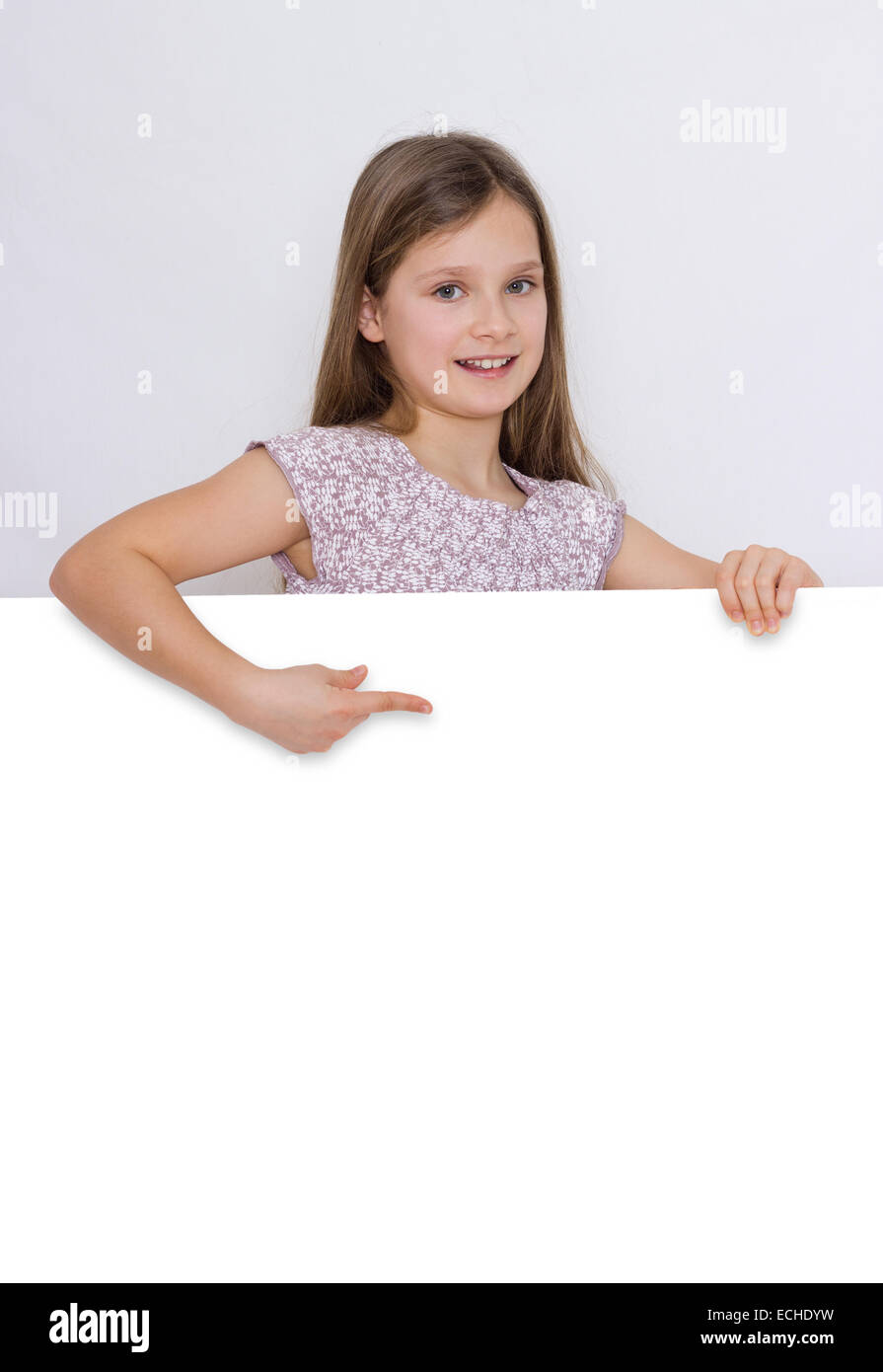 Une jeune fille montre sur un tableau blanc Banque D'Images