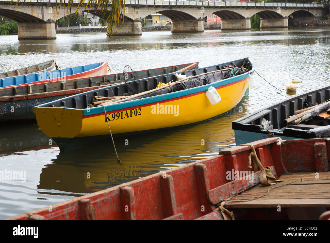 L'Ile Maurice, Mahebourg, bateaux de pêche amarrés sur berges de rivière La Chaux River Banque D'Images