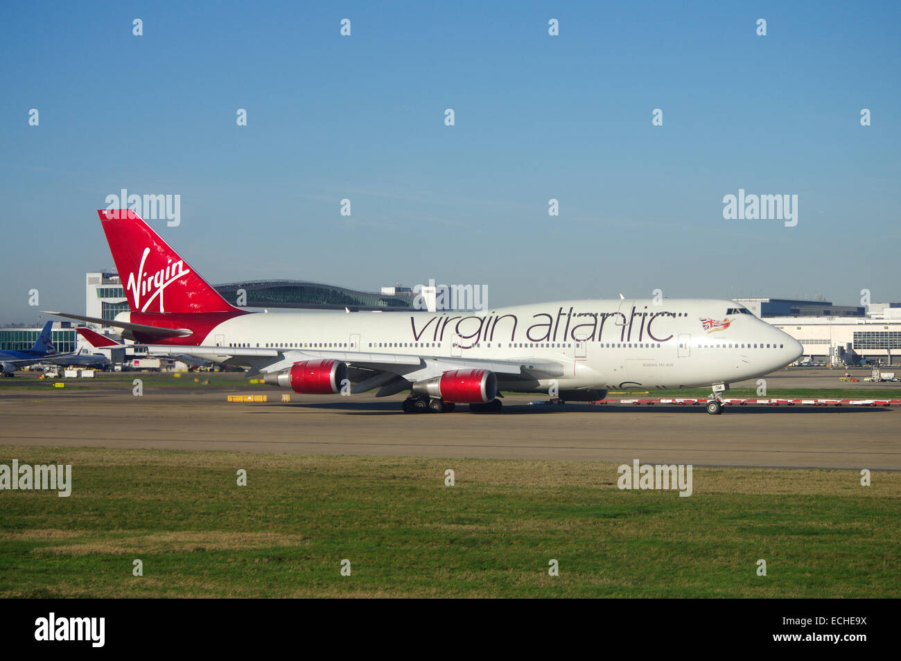 Boeing 747-400 de Virgin Atlantic, l'immatriculation G-VROC roulage à l'aéroport de Gatwick, UK Banque D'Images