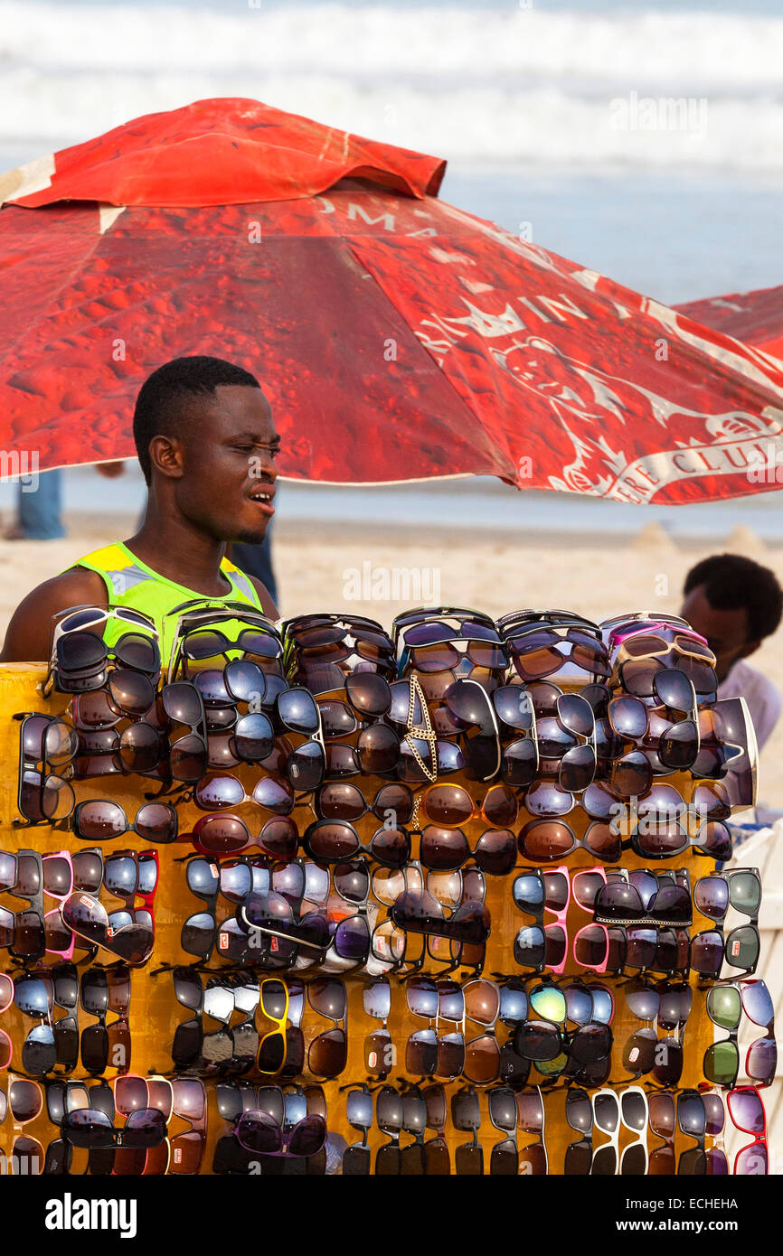 Vendeur de lunettes de soleil sur plage de Labadi, Accra, Ghana, Afrique  Photo Stock - Alamy