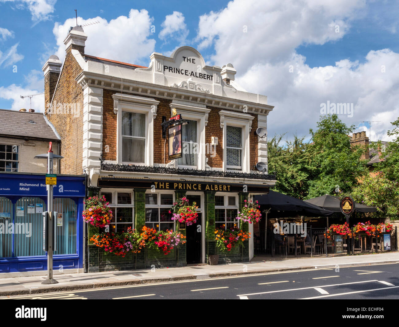 Le Prince Albert - extérieur typique d'un pub anglais traditionnel avec des paniers de fleurs en été, London, Greater London, UK Banque D'Images