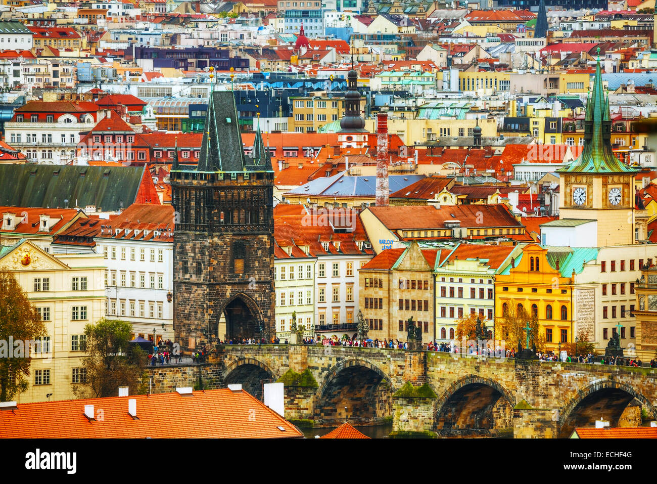 PRAGUE - le 17 octobre : le pont Charles vue aérienne le 17 octobre 2014 à Prague, République tchèque. C'est un célèbre pont historique e Banque D'Images