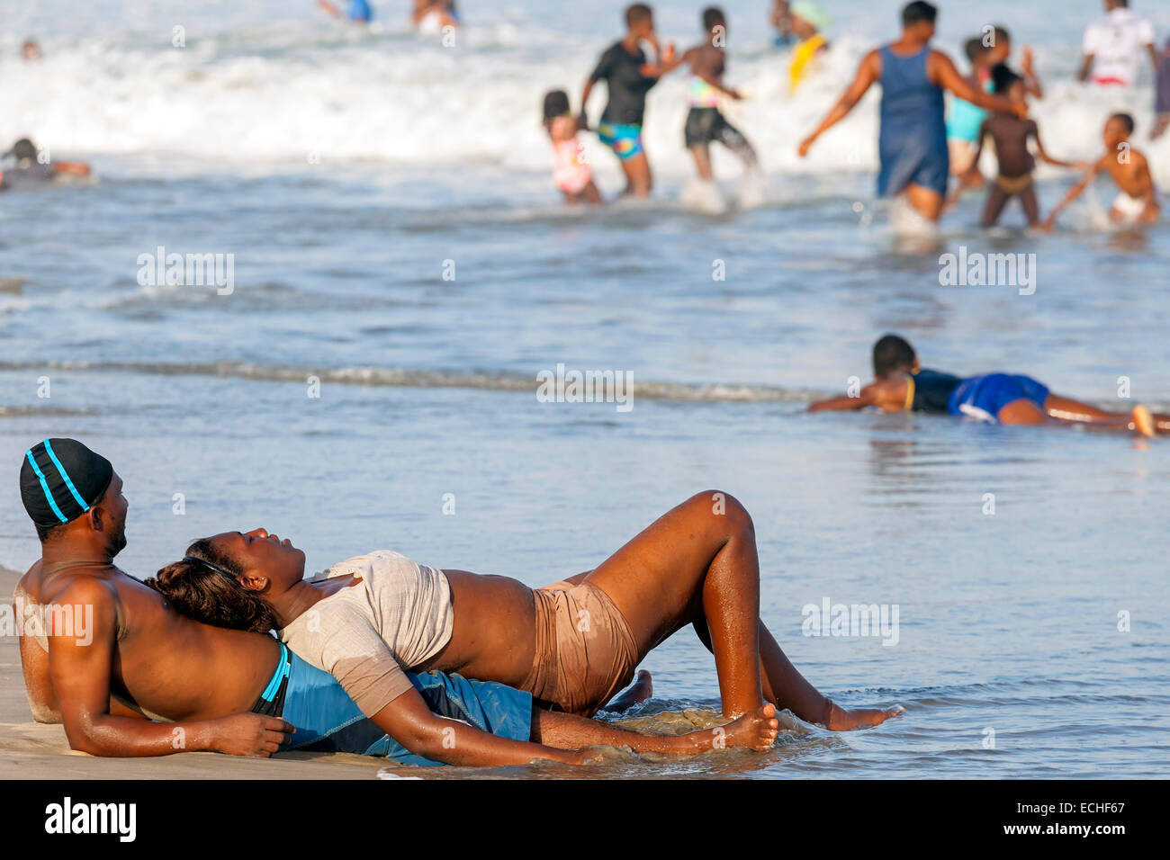 Couple sur la plage de Labadi, Accra, Ghana, Afrique Banque D'Images