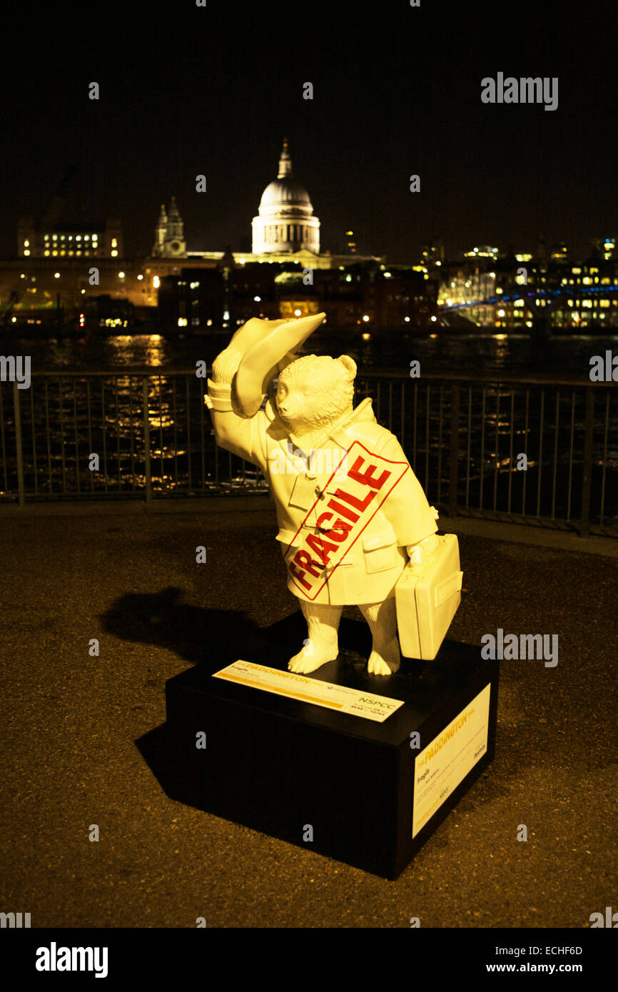 Le sentier de l'ours Paddington : 'fragile' par Ryan McElhinney, à Londres, Royaume-Uni Banque D'Images