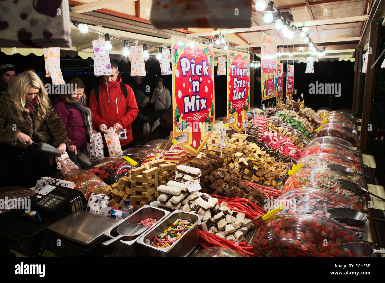 Choisir et mélanger décrochage, les clients choisissant l'pick n mix bonbons, London UK. Banque D'Images