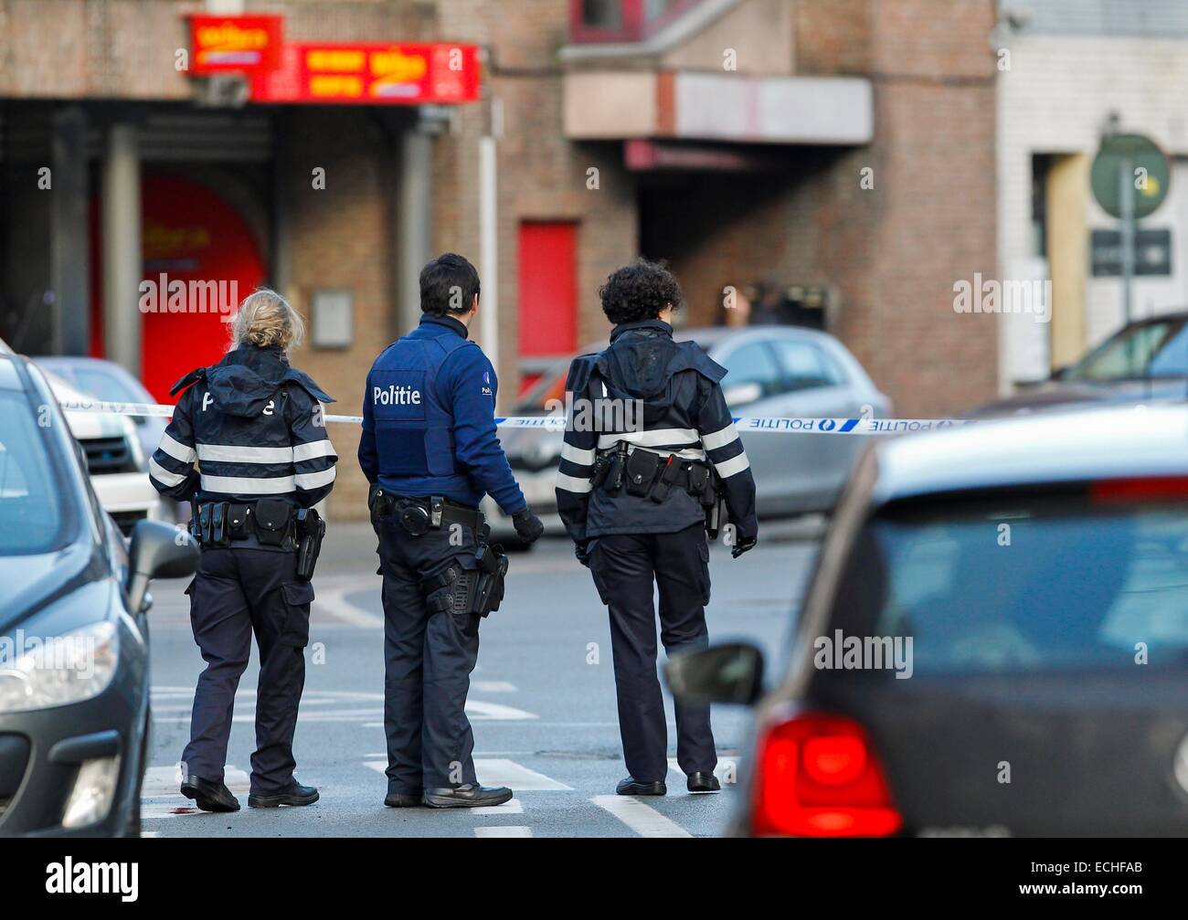 Gand, Belgique. Le 15 décembre, 2014. Policiers sécuriser le site d'otages helding à Gand, Belgique, nord, le 15 décembre 2014. La police belge ont bouclé une partie du nord de la ville belge de Gand, que quatre hommes armés sont entrés dans un appartement dans le quartier de Dampoort le lundi matin, en prenant un otage. Credit : Zhou Lei/Xinhua/Alamy Live News Banque D'Images