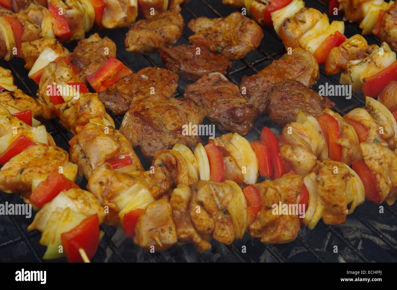 Barbecue avec grille métallique sur la viande Banque D'Images