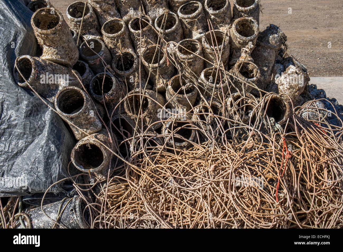 Les lignes à pêche et pots entassés sur le quai Banque D'Images
