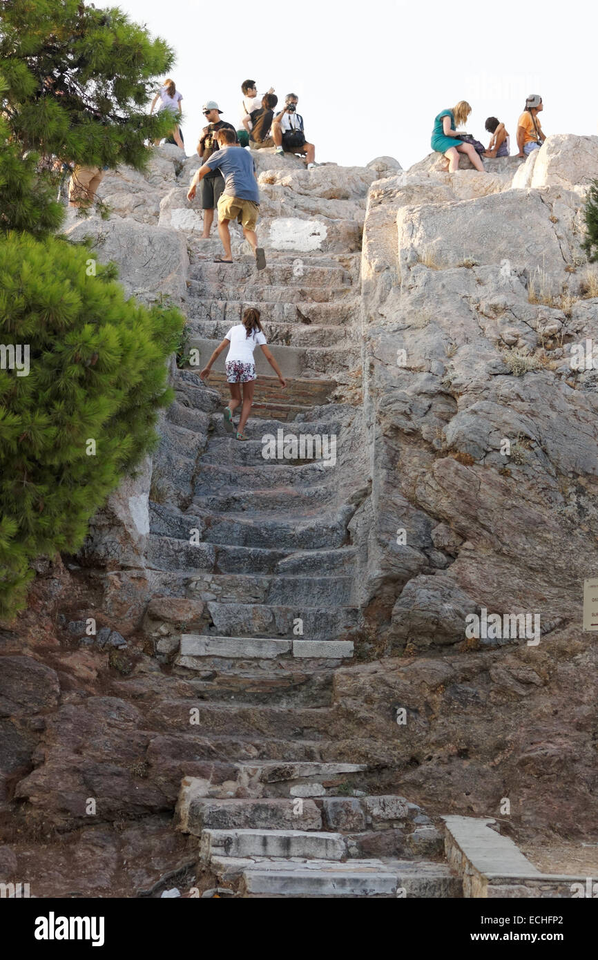Athènes, Grèce - 17 juillet 2013 : les touristes grimper au sommet d'aréopage Hill pour une vue sur Athènes et l'Acropole Banque D'Images