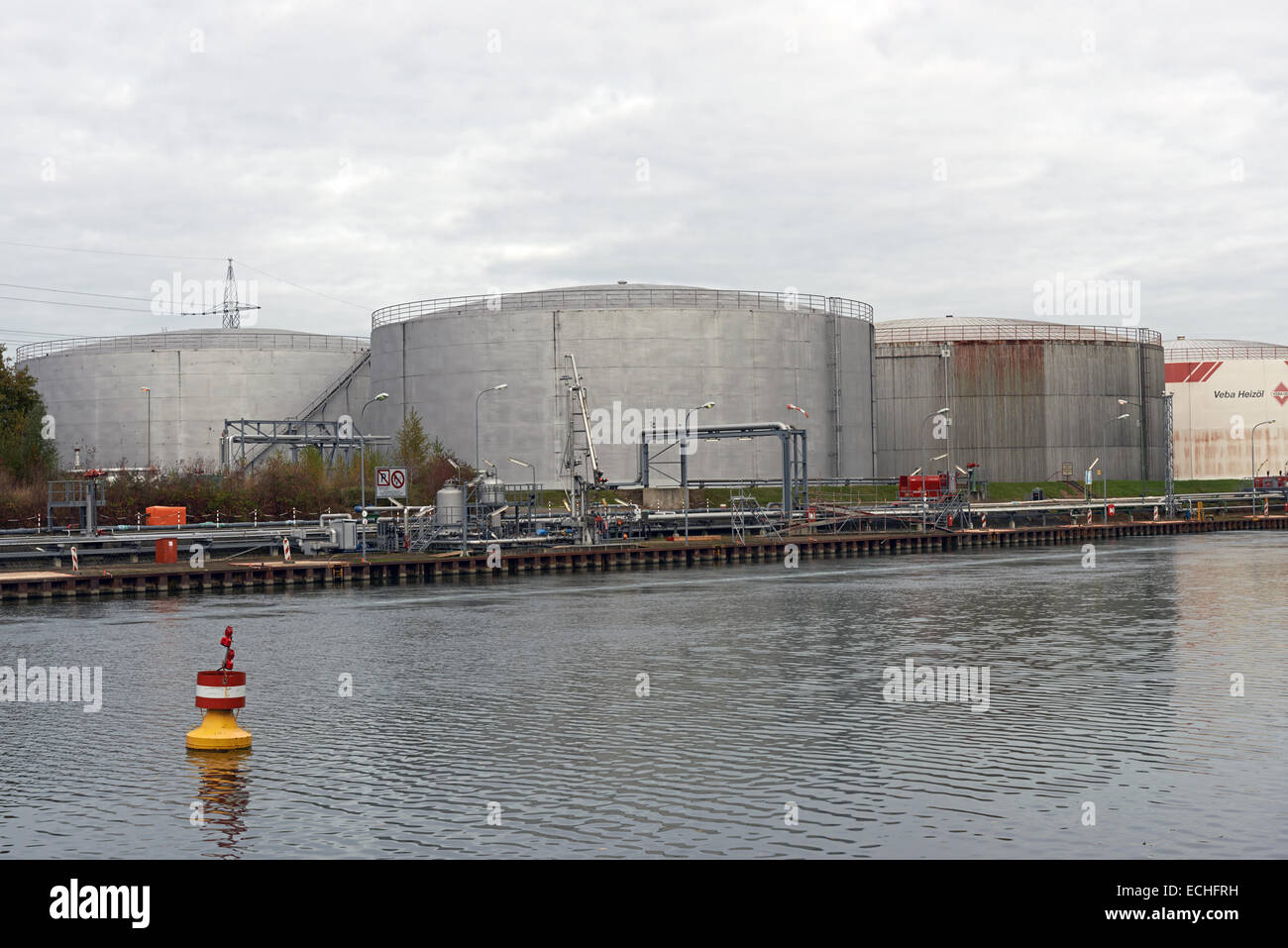 Les réservoirs de stockage de pétrole sur le Canal Rhein-Herne-Gelsenkirchen-Horst Allemagne Banque D'Images