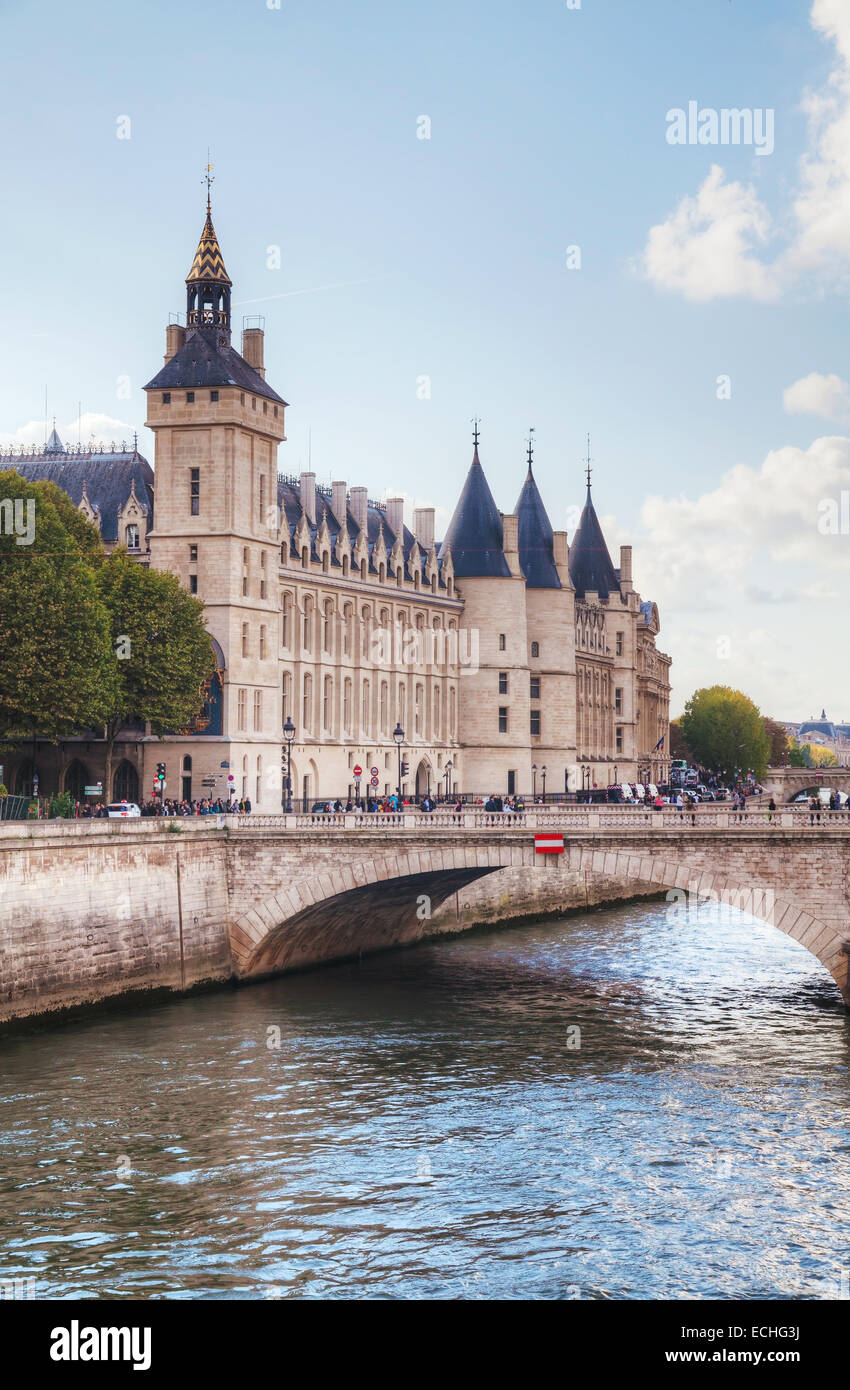 Le bâtiment de la Conciergerie à Paris, France sur une journée ensoleillée Banque D'Images