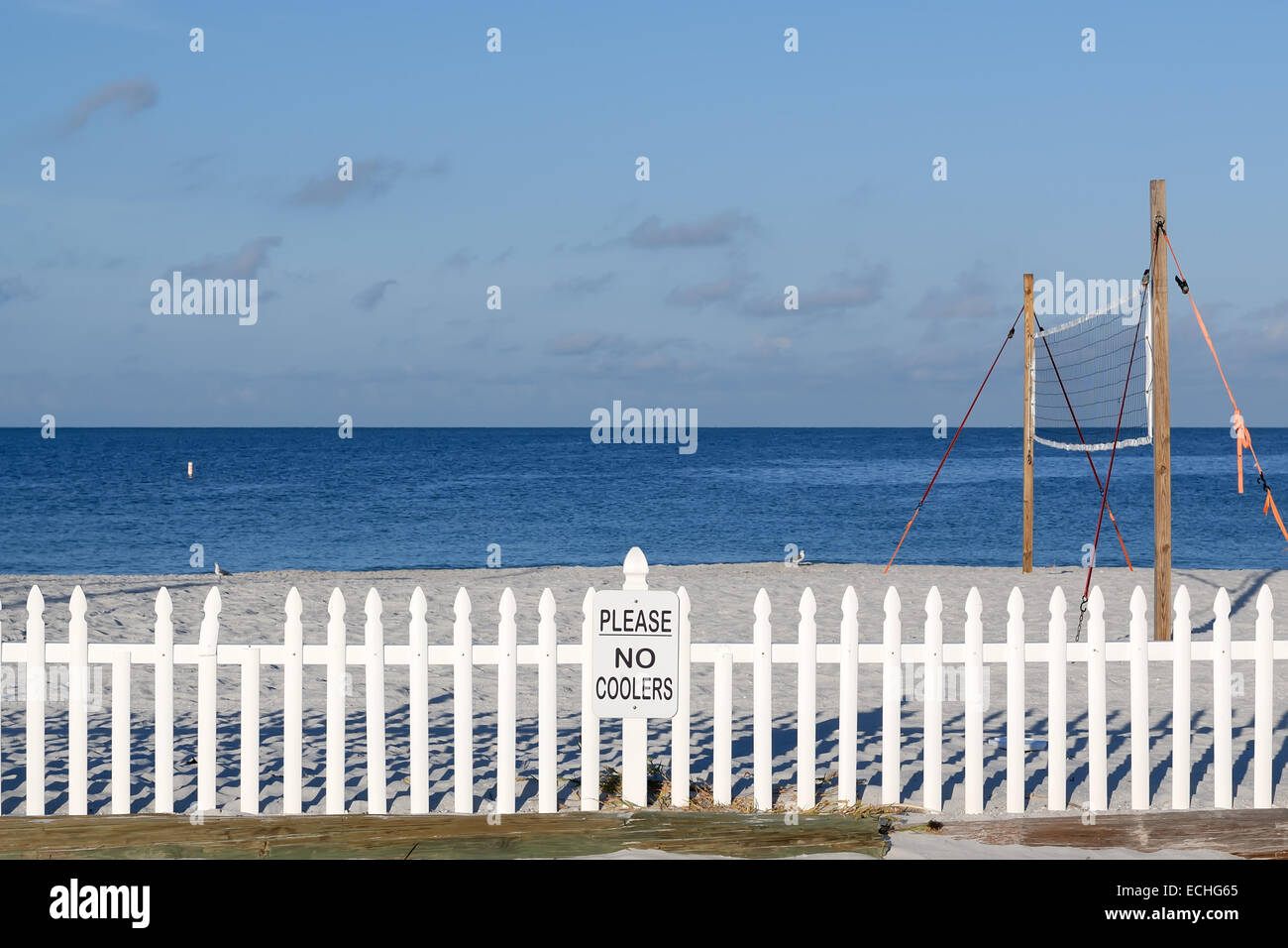 Vide de beach-volley avec filet derrière une clôture sur le golfe du Mexique, Treasure Island, Floride, USA. Banque D'Images