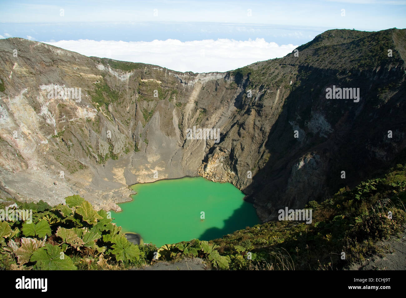 Vue panoramique du lac green en cratère de volcan Irazu, le Costa Rica. Banque D'Images