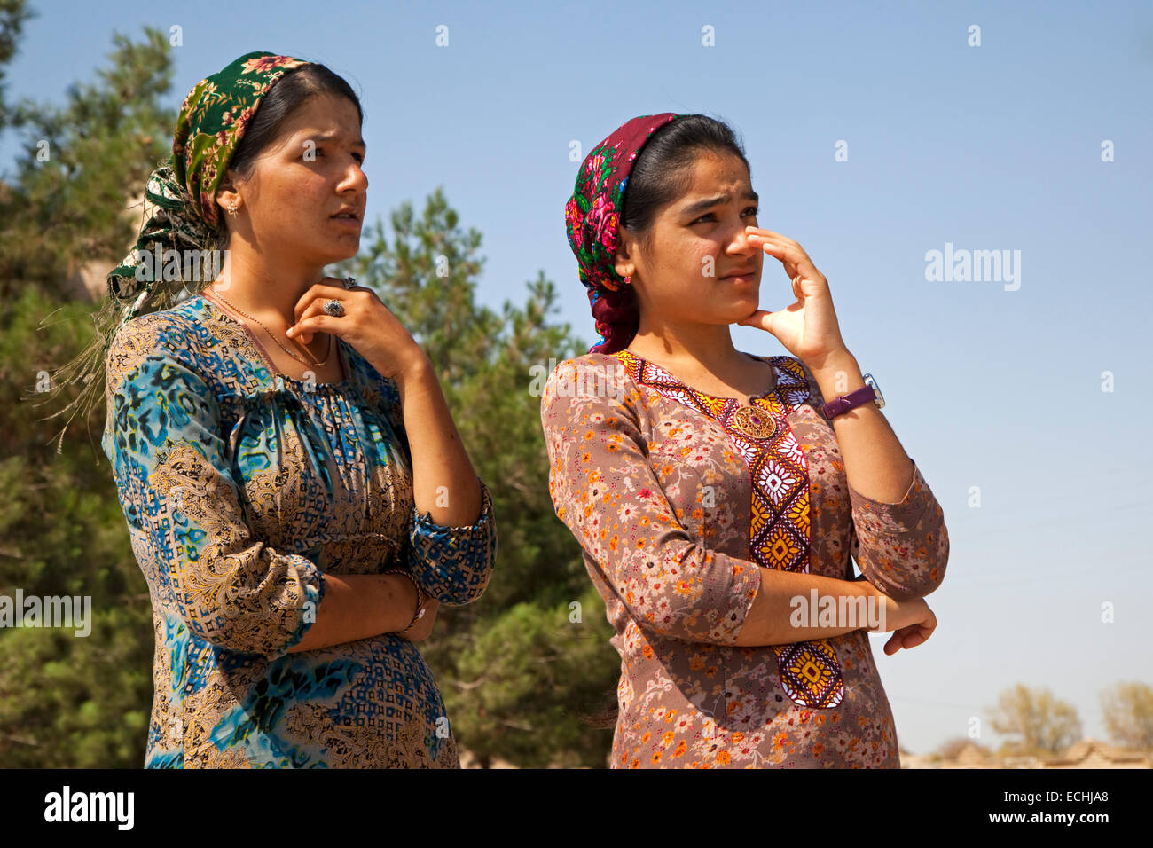 Deux femmes turkmènes islamique en vêtements traditionnels, Merv, Turkménistan Banque D'Images