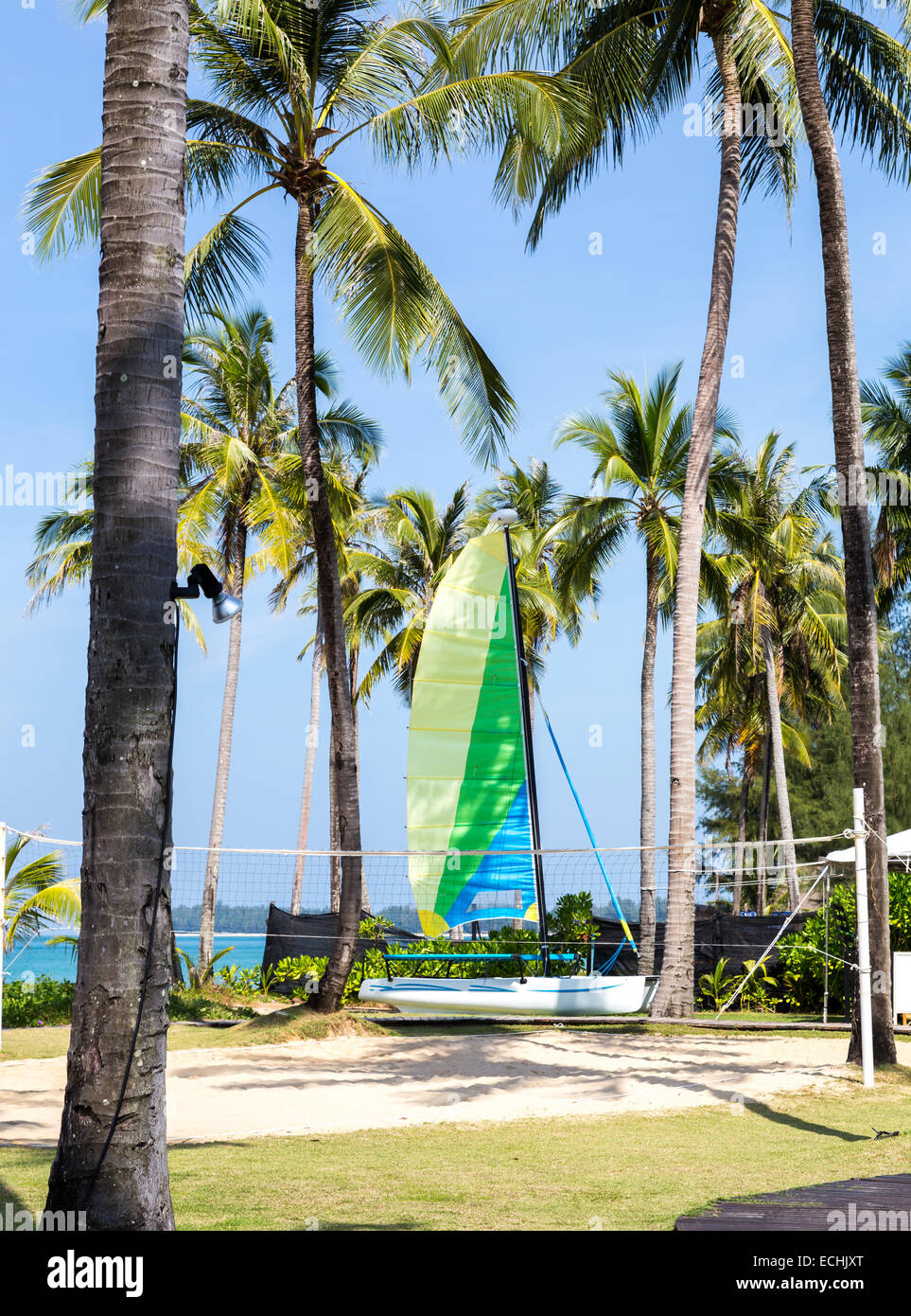 Catamaran sur la plage avec terrain de volley-ball. Banque D'Images