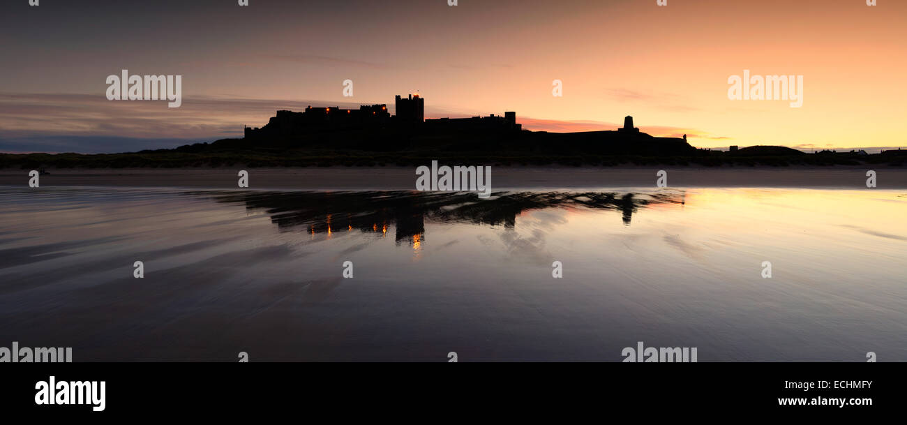 Coucher de soleil au château de Bamburgh, Northumberland, au nord-est de l'Angleterre. Banque D'Images