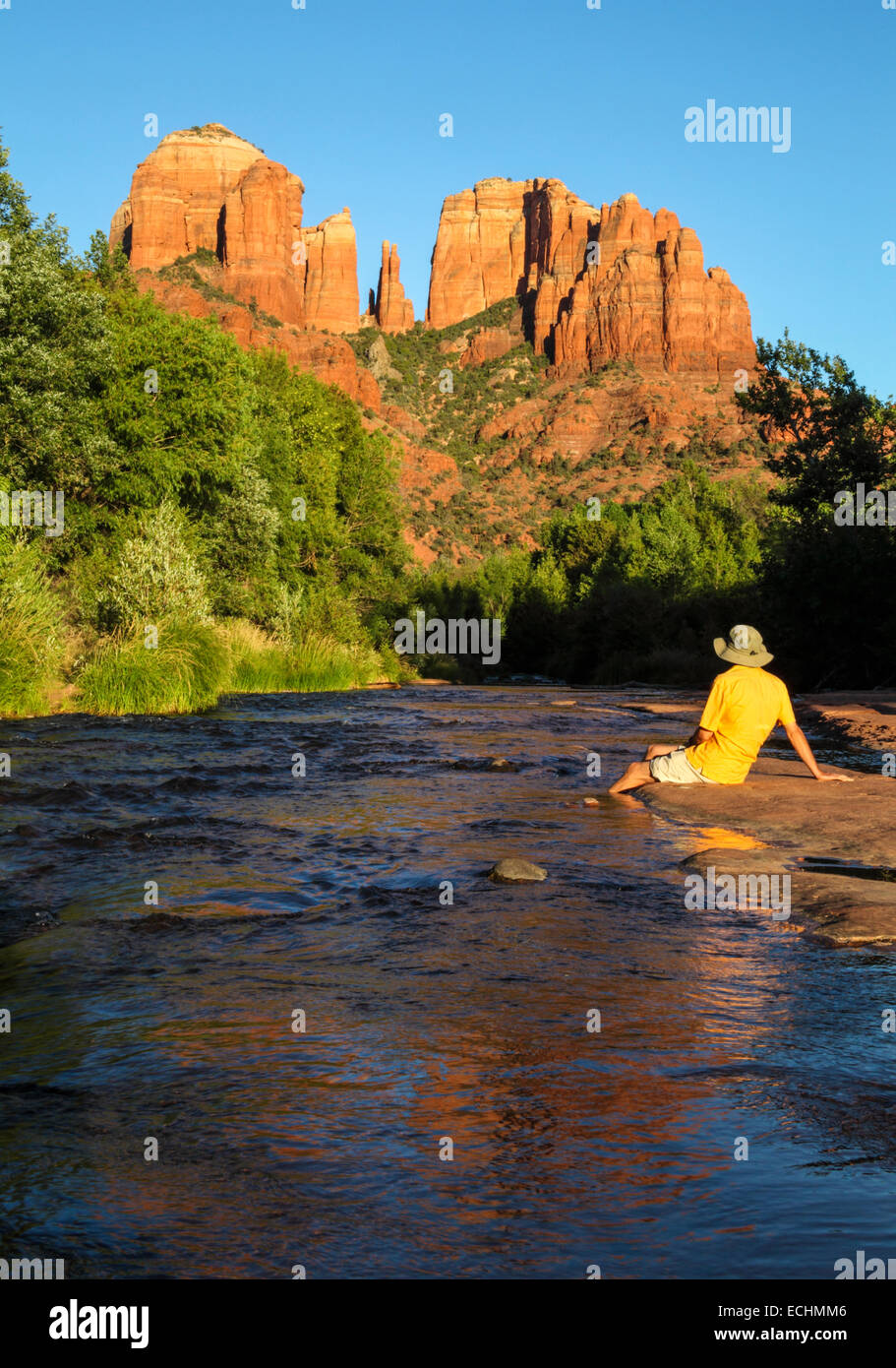 Randonneur dans Sedona contemple Cathedral Rock Banque D'Images