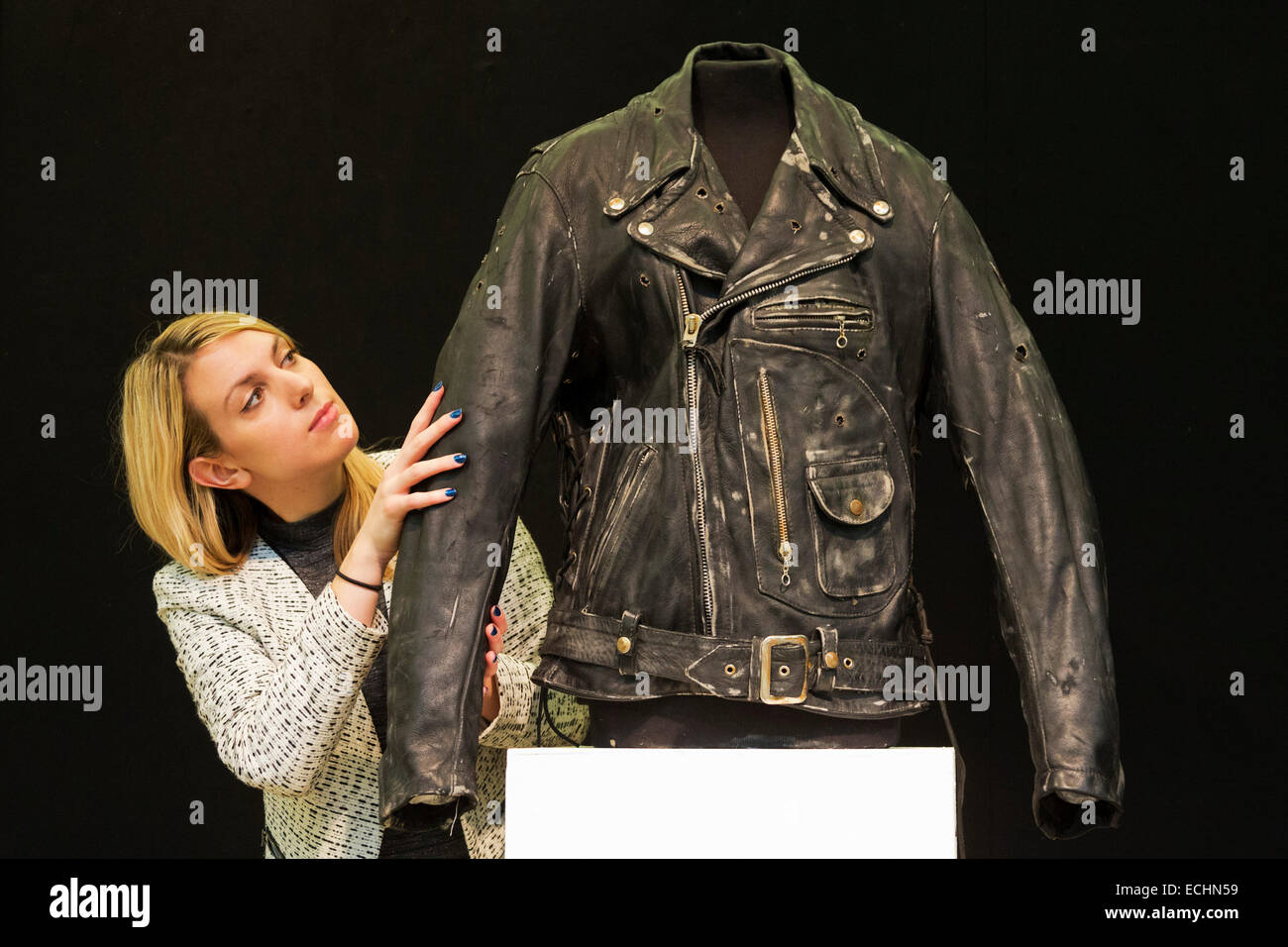 Londres, Royaume-Uni. 12 décembre 2014. Un employé de Christie's ressemble  à une veste en cuir noir pour Arnold Schwarzenegger en tant que le  Terminator dans le film 1991 Terminator 2 : Judgment