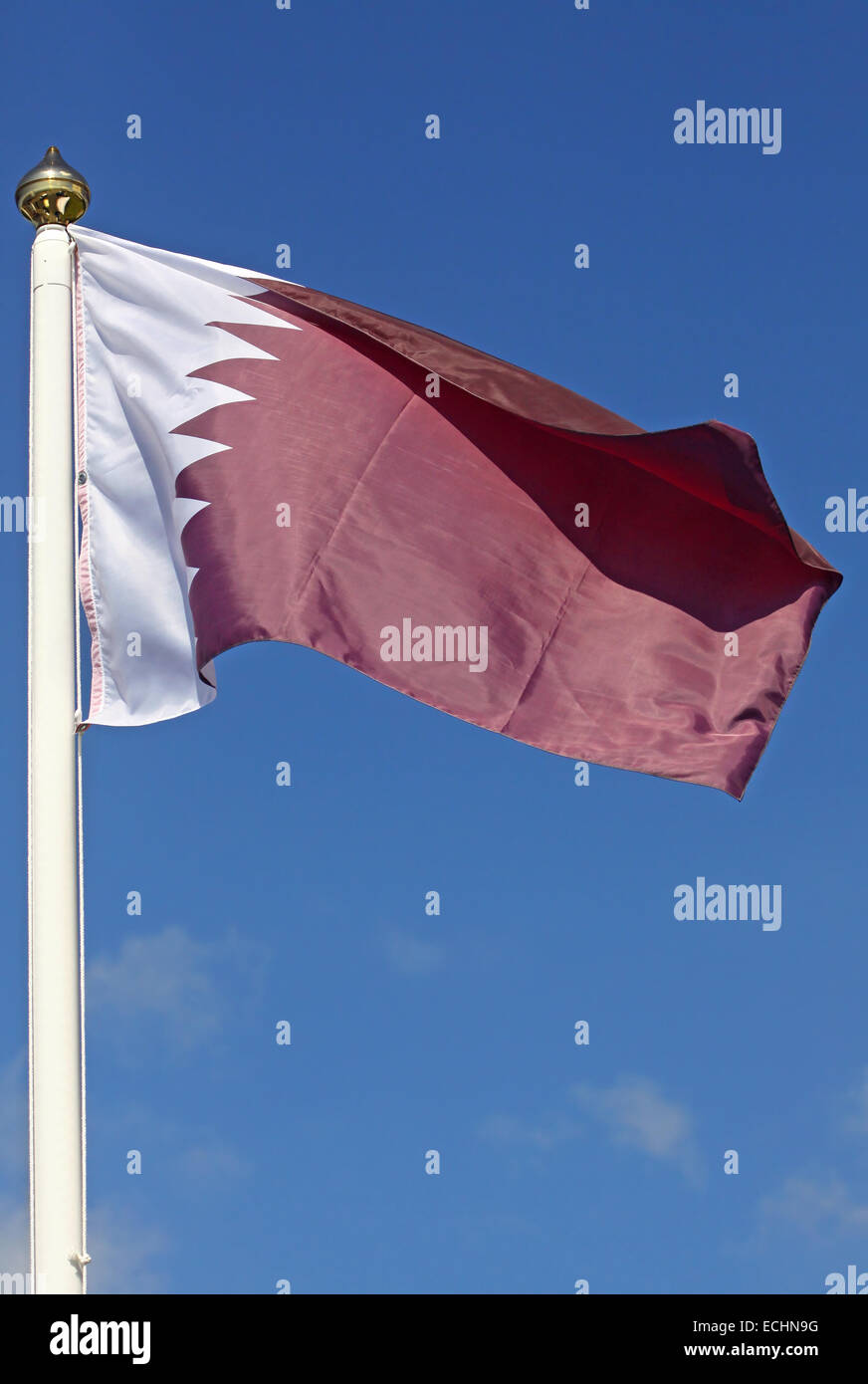 Drapeau national du Qatar sur fond de ciel bleu Banque D'Images