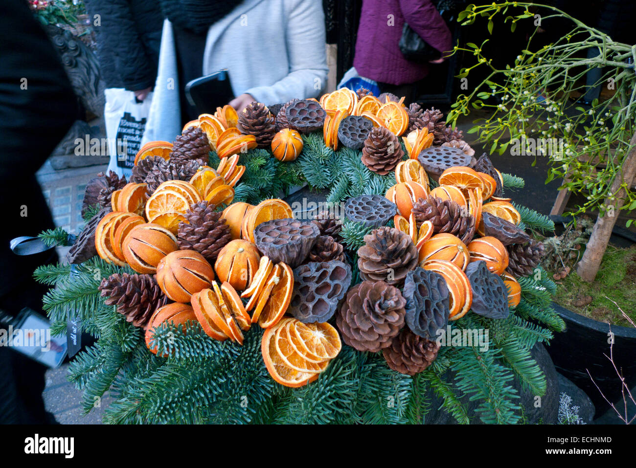 Une couronne de Noël sur la tête de statue de Lion à l'entrée du magasin Liberty à Londres UK KATHY DEWITT Banque D'Images