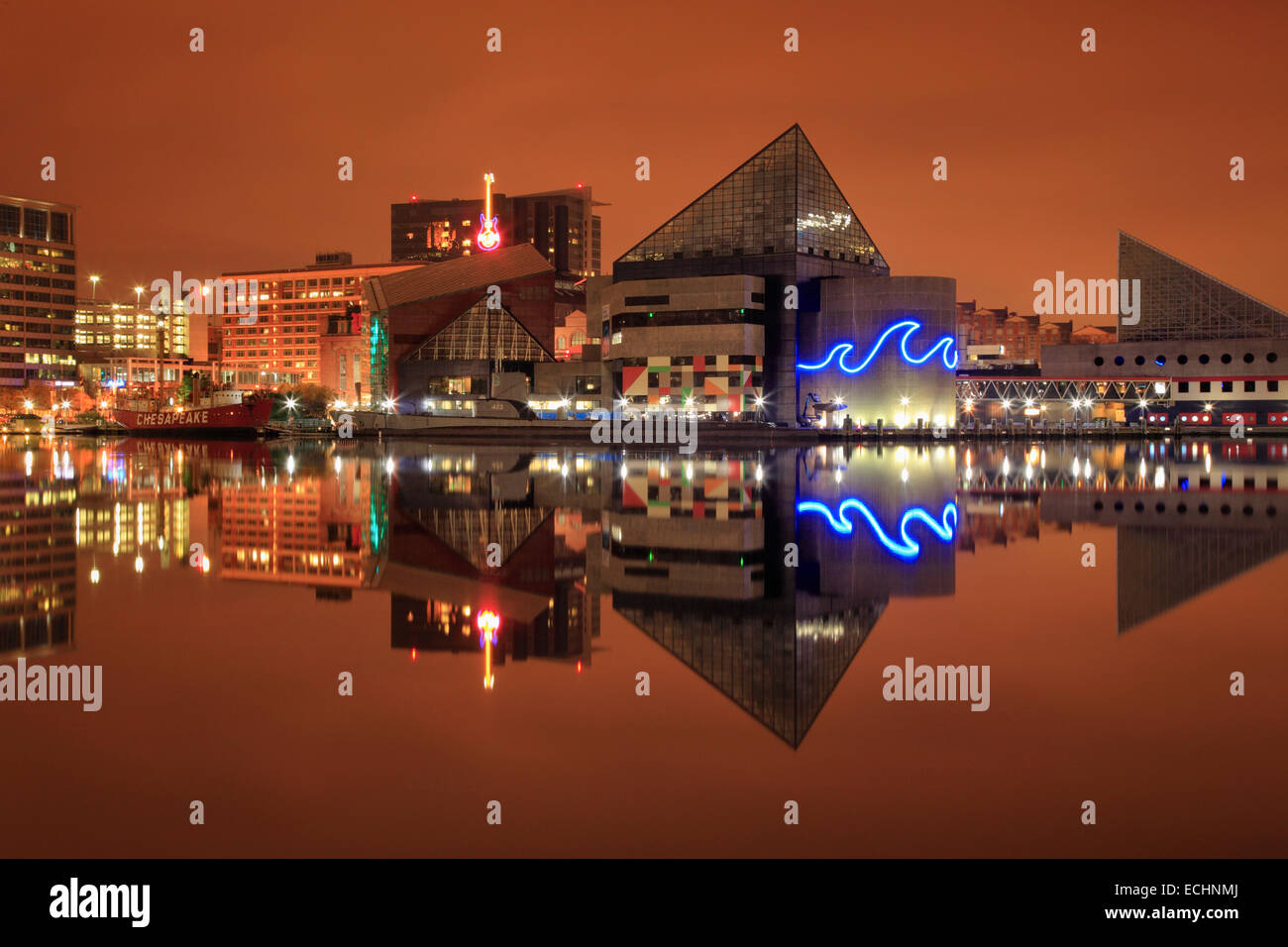 Skyline reflète dans Baltimore Inner Harbor Banque D'Images