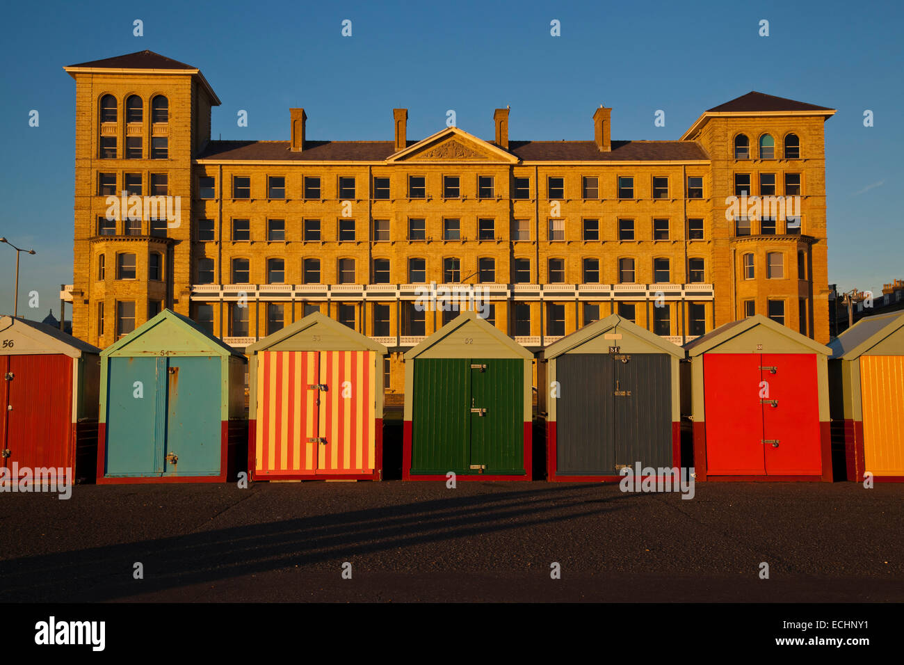 Des cabines de plage et de l'édifice, Brighton et Hove Banque D'Images