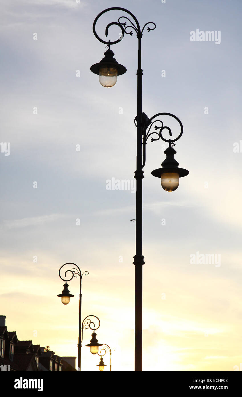 Le lampadaire de style rétro dans la rue de Varsovie, Pologne Photo Stock -  Alamy