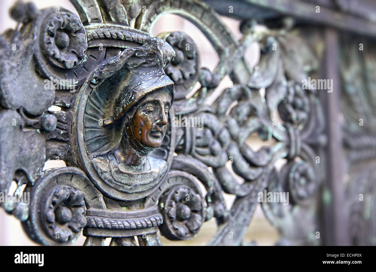 Close-up vintage bronze clôture avec tête humaine à Piazza Duomo à Bergame, Italie Banque D'Images