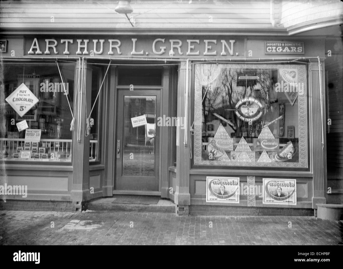 Meubles anciens, vers 1905, de l'image Arthur L. Green Pharmacy, située au 2 rue de l'école à Manchester-by-the-Sea, Massachusetts, USA. Banque D'Images