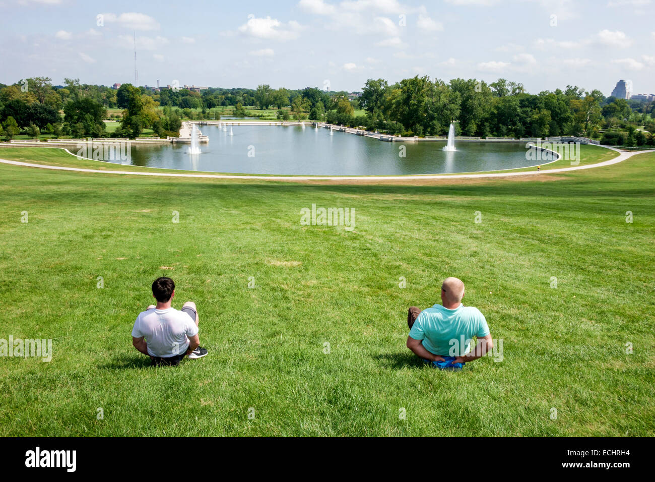 Parc forestier du Missouri Saint-Louis, fontaine du Grand bassin d'Art Hill Emerson, homme de pelouse homme assis herbe glissant en bas de la colline, Banque D'Images