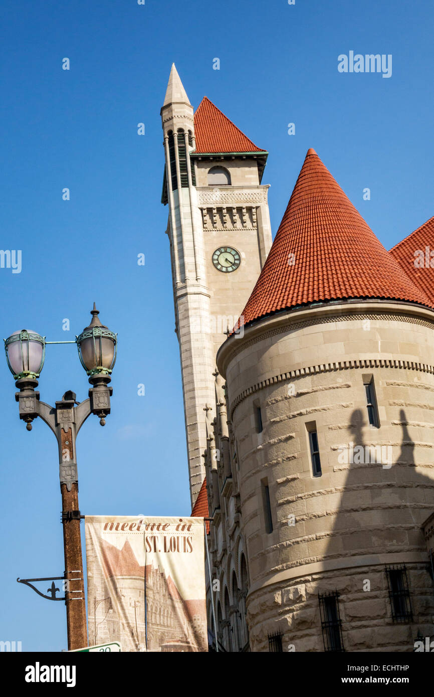 Saint-Louis Missouri, Market Street, Union Station, extérieur, architecture romane. Flèche conique, terminal de train converti, tour d'horloge, borne de lampe, vi Banque D'Images