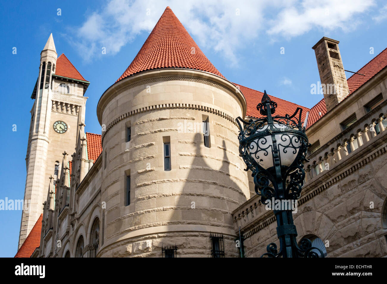 Saint-Louis Missouri, Market Street, Union Station, extérieur, architecture romane. Flèche conique, terminal de train converti, tour d'horloge, borne de lampe, ci Banque D'Images