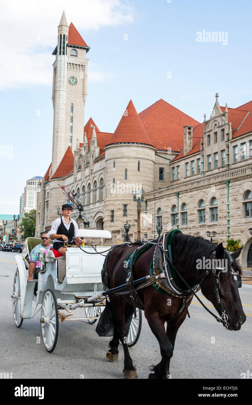 Saint-Louis Missouri, Market Street, Union Station, architecture romane. Flèche conique, terminal de train converti, tour d'horloge, scène de rue, cheval, ca Banque D'Images