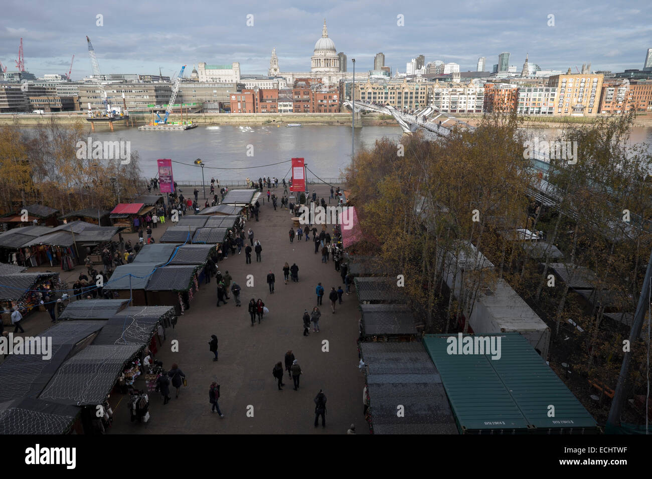 Vue aérienne de Marché de Noël à la Tate Modern Gallery de Londres avec la Cathédrale St Paul et la Tamise en arrière-plan Banque D'Images