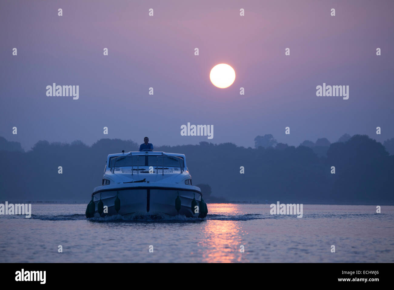 Traversée en bateau de croisière Lough Ree à l'aube, rivière Shannon, comté de Westmeath, Irlande. Banque D'Images