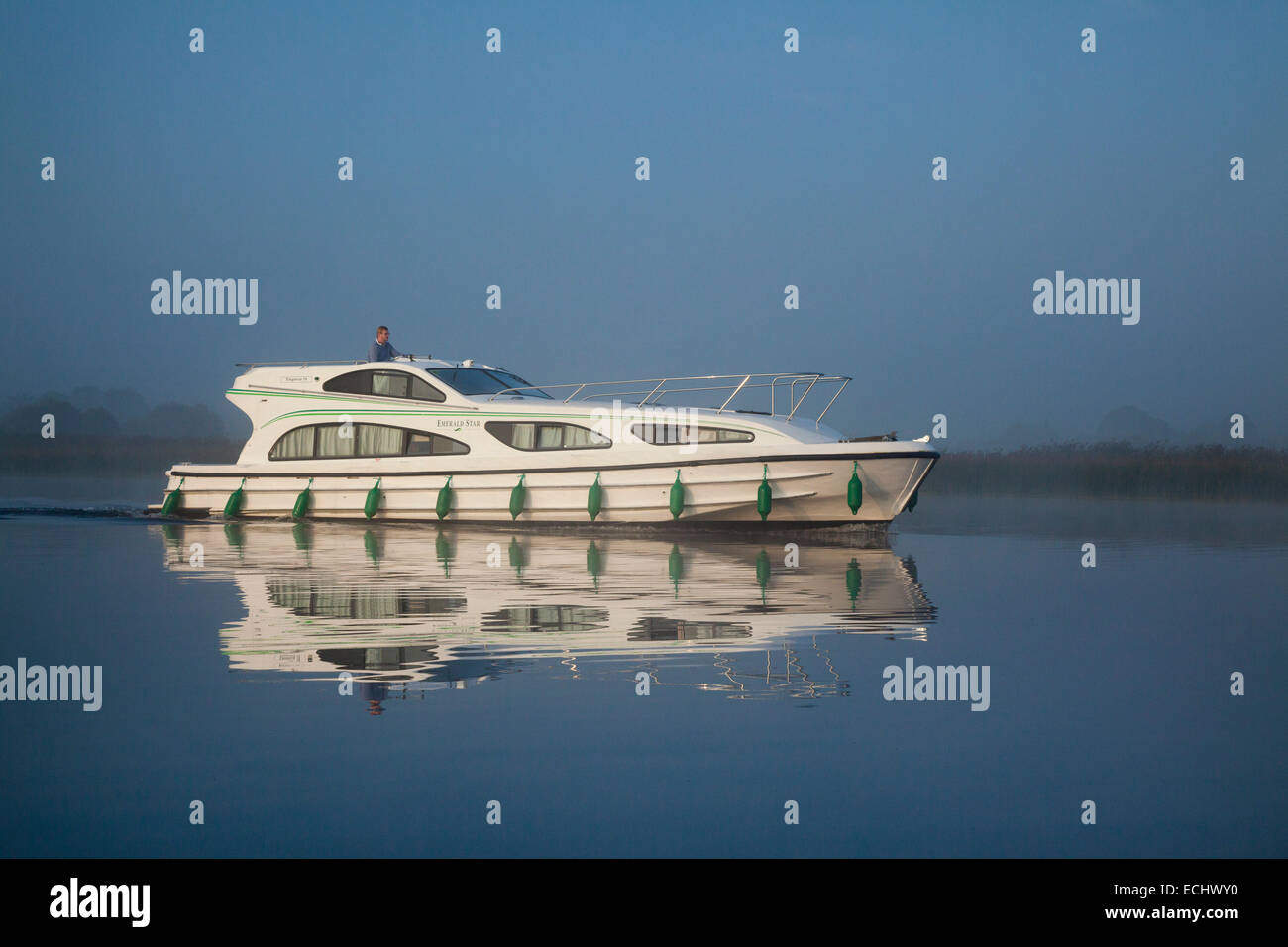 Reflet d'une traversée en bateau de croisière Lough Ree, rivière Shannon, comté de Westmeath, Irlande. Banque D'Images