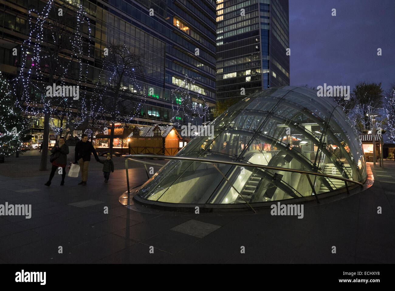 La station de métro Canary Wharf de nuit Banque D'Images