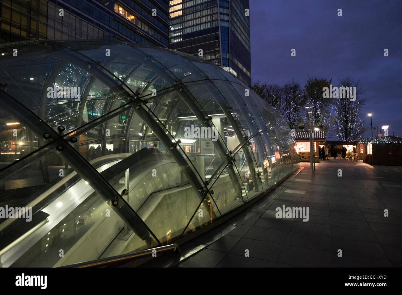 La station de métro Canary Wharf de nuit Banque D'Images