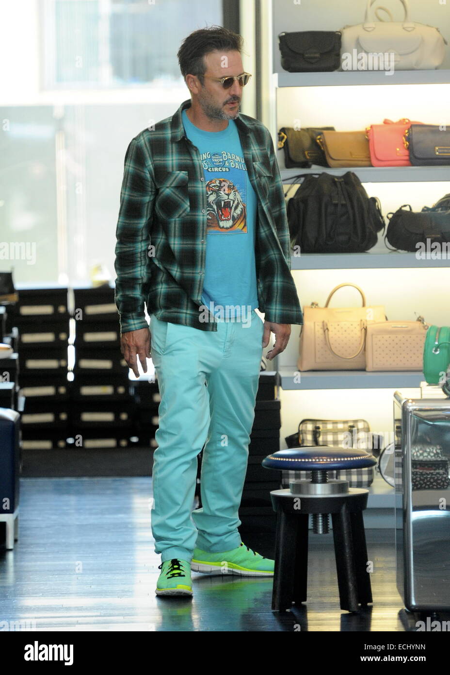 Courteney Cox et David Arquette vu ensemble pour une séance de magasinage chez Marc Jacobs à West Hollywood pour leur fille Coco et ses amis. L'ex couple a été vu à rire et à rire comme ils naviguer à travers le magasin. À un moment, David a été vu Banque D'Images