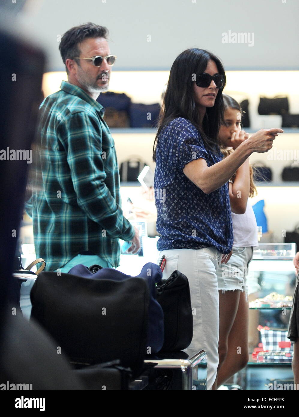 Courteney Cox et David Arquette vu ensemble pour une séance de magasinage chez Marc Jacobs à West Hollywood pour leur fille Coco et ses amis. L'ex couple a été vu à rire et à rire comme ils naviguer à travers le magasin. À un moment, David a été vu Banque D'Images