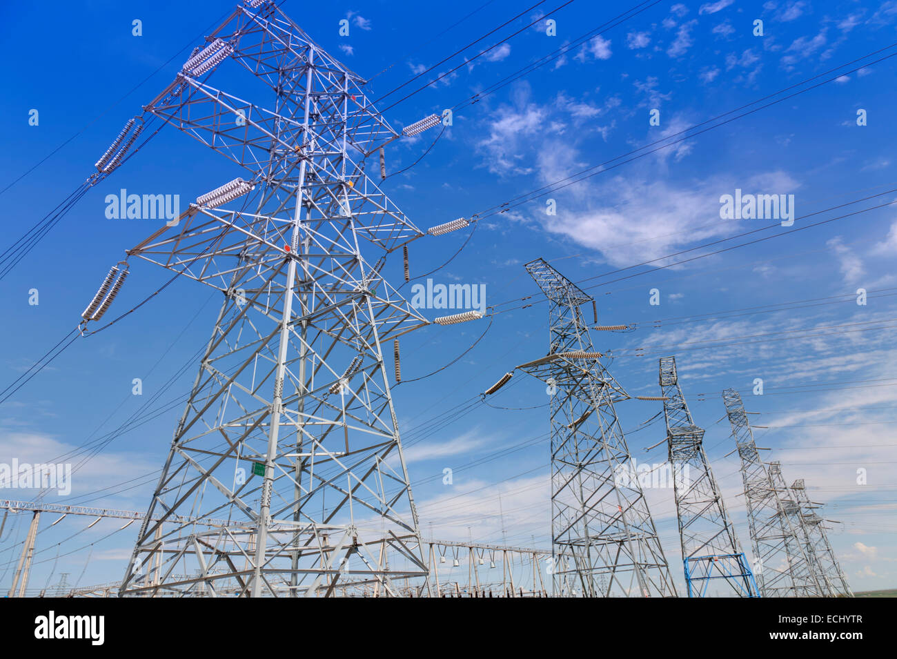 Tour de transmission électrique sous un ciel clair Banque D'Images