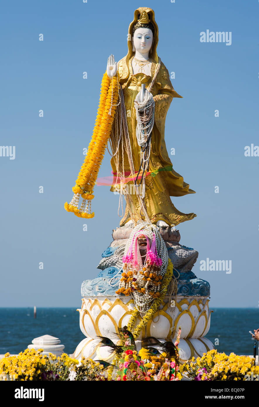 L'image par la mer Guanyin à Bang Saen, la province de Chonburi en Thaïlande. Banque D'Images