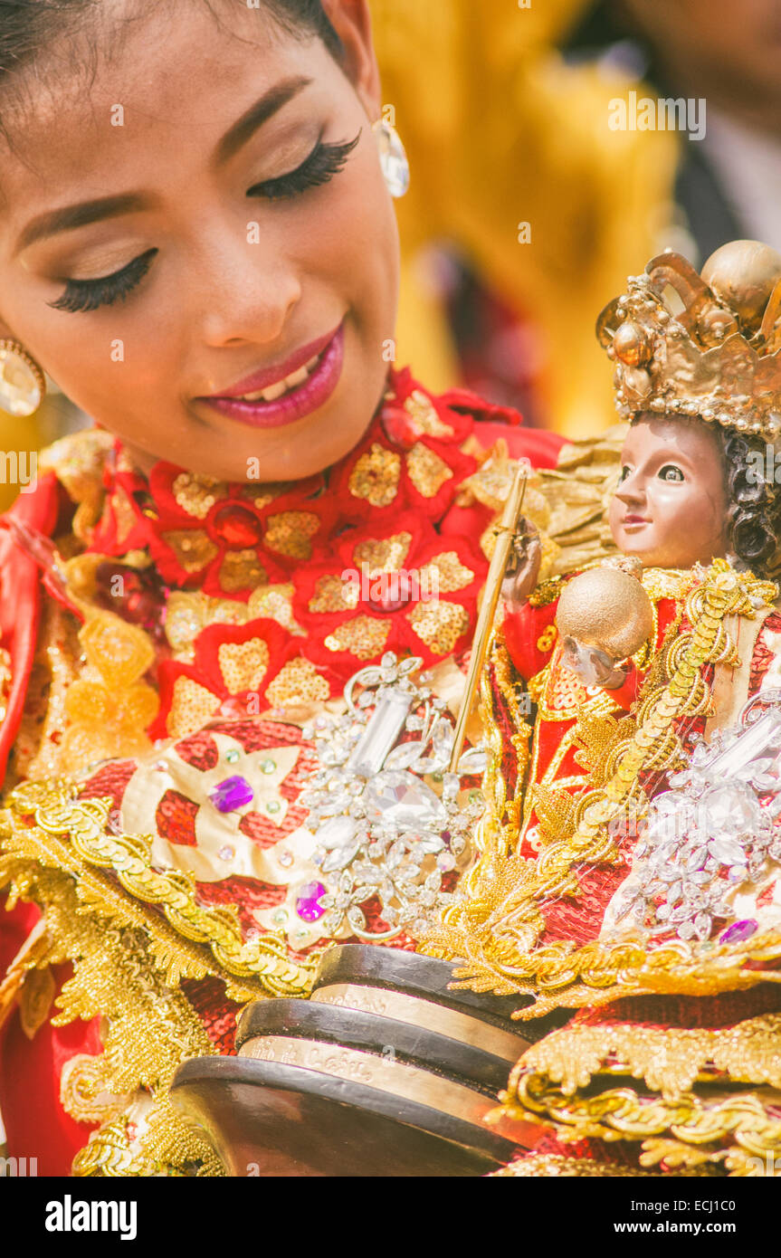 Procession lors de concours de beauté Sinulog festival célébrations dans Cebu City de Philippines. Banque D'Images