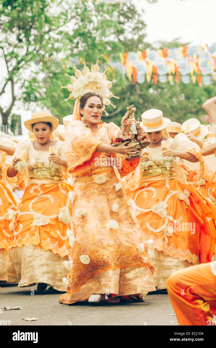 Procession lors de concours de beauté Sinulog festival célébrations dans Cebu City de Philippines. Banque D'Images