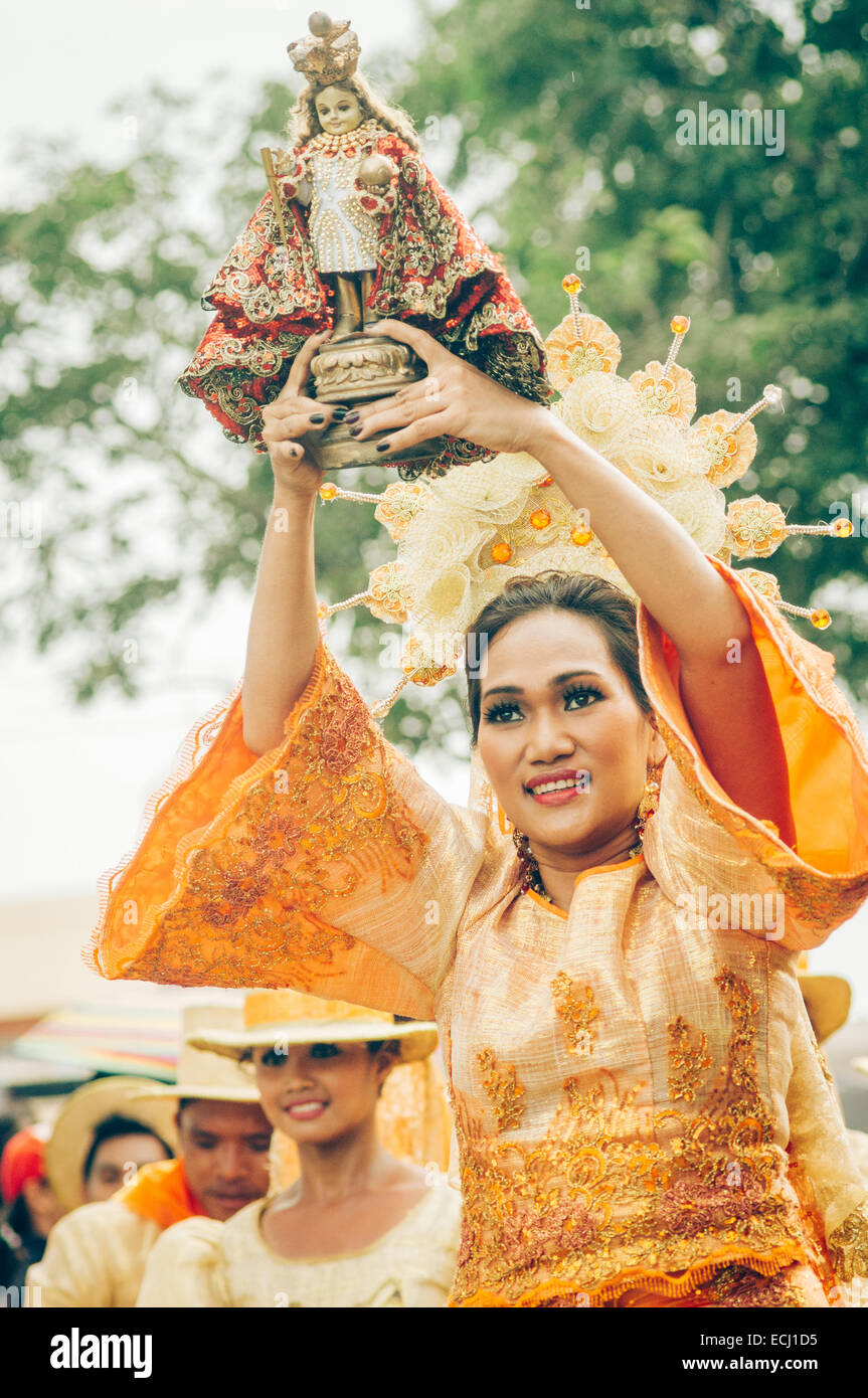 Procession lors de concours de beauté Sinulog festival célébrations dans Cebu City de Philippines. Banque D'Images