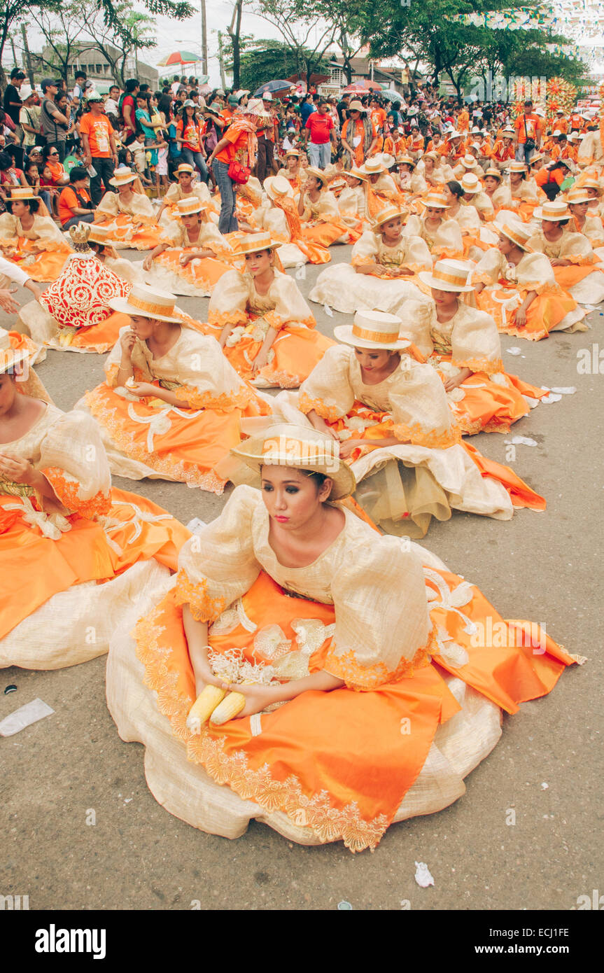 Danseurs dans parade lors Sinulog festival célébrations dans Cebu City de Philippines. Banque D'Images