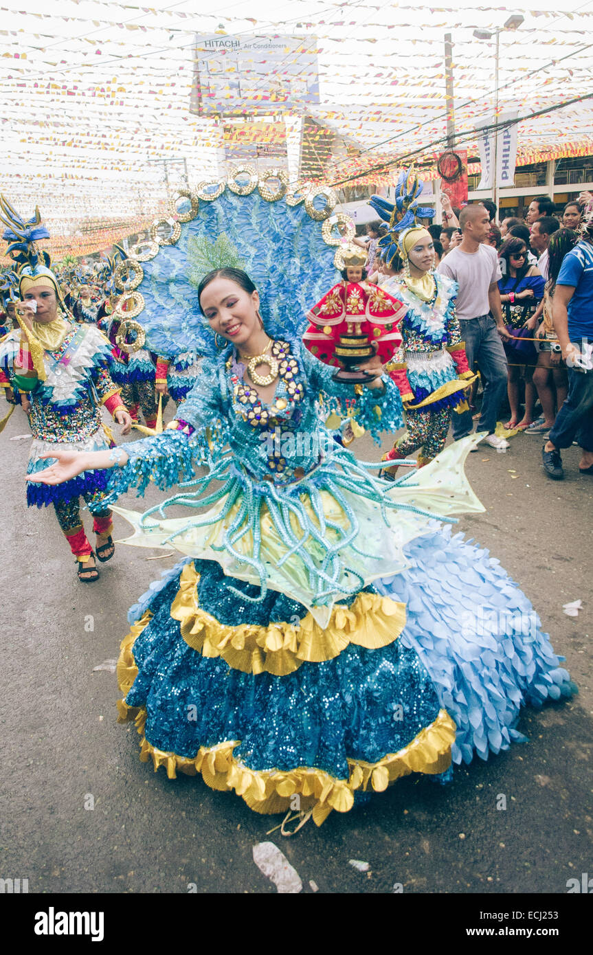 Procession lors de concours de beauté Sinulog festival célébrations dans Cebu City de Philippines. Banque D'Images