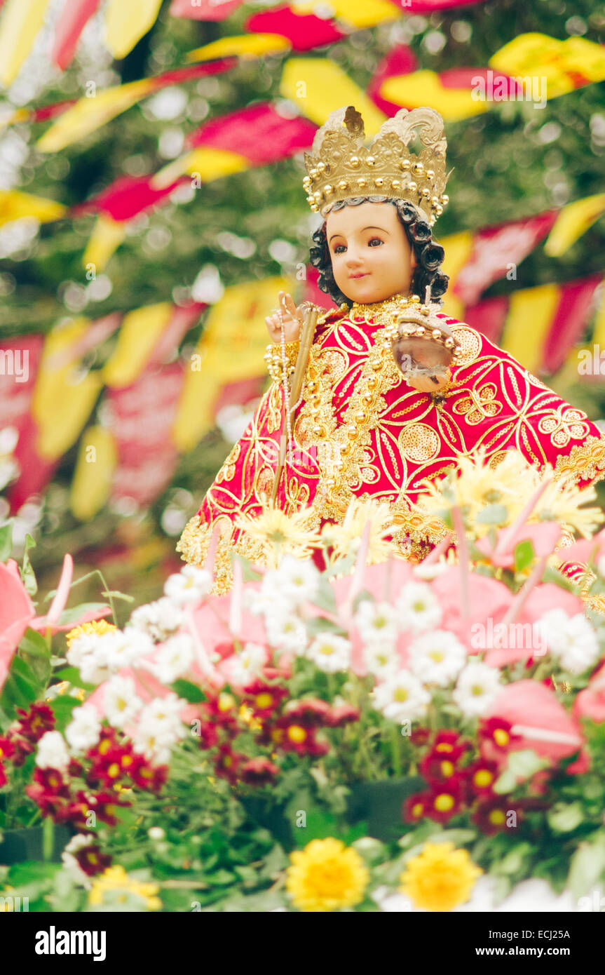 Santo Nino ou l'enfant Jésus dans sinulog festival de Cebu aux Philippines. Banque D'Images