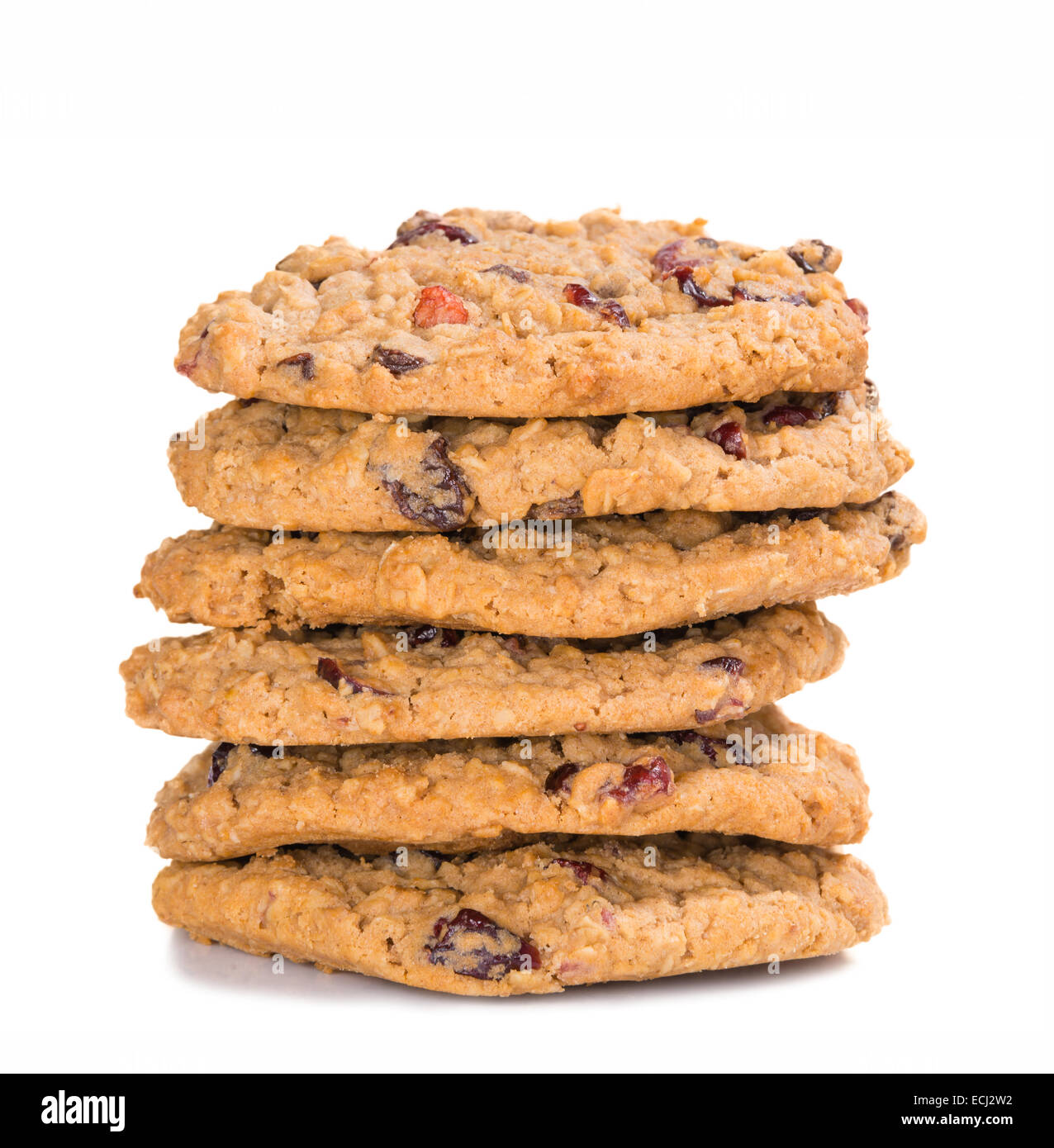 Pile de cookies à l'avoine et aux raisins de la canneberge fait maison sur fond blanc Banque D'Images