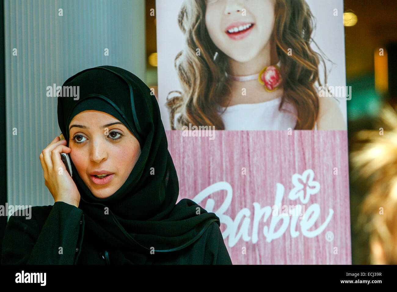 Hijab femme téléphone mobile Barbie, Prague République tchèque Banque D'Images